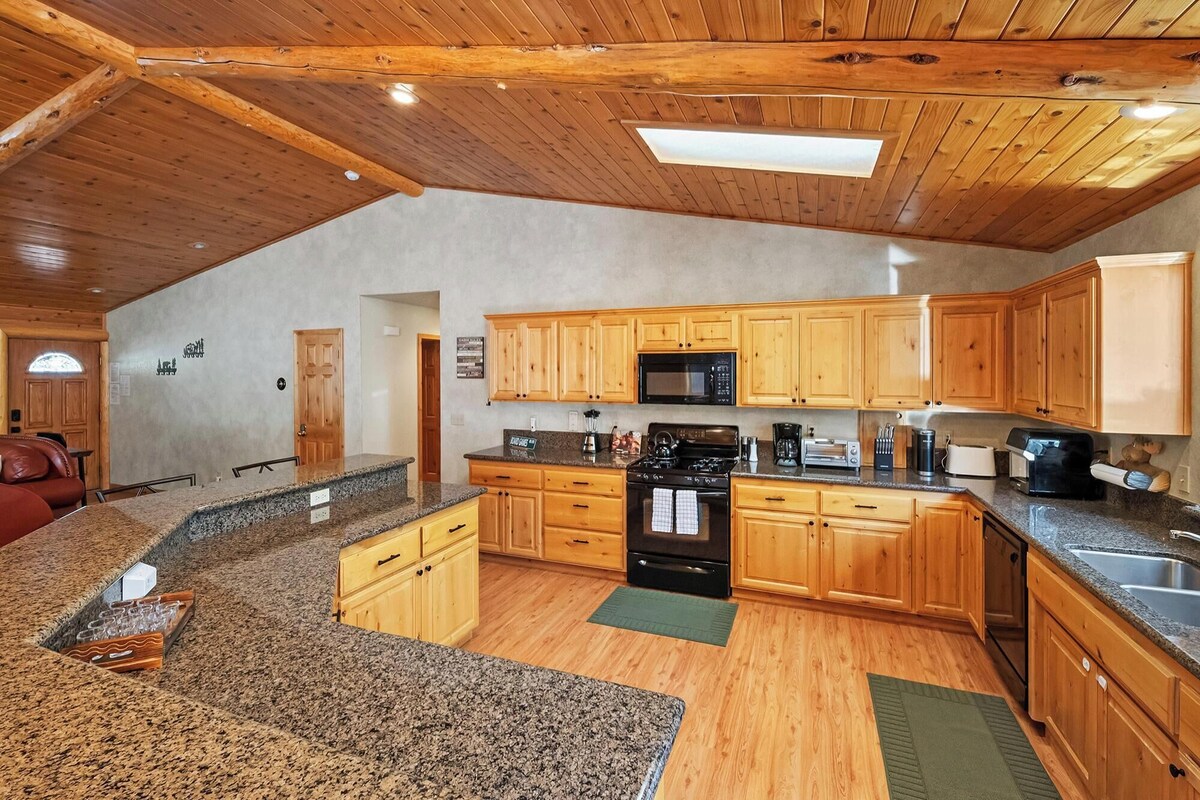 Photo 16 of Papas's Lodge By Destination Big Bear:Pet Friendly! Close to the Lake! Central A/C! 2 En-Suite Bedrooms! Hot Tub!