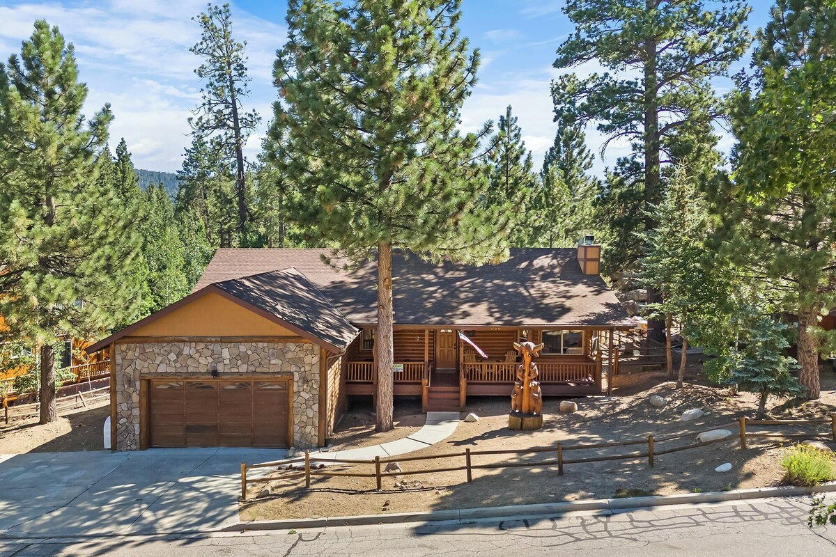 Photo 5 of Papas's Lodge By Destination Big Bear:Pet Friendly! Close to the Lake! Central A/C! 2 En-Suite Bedrooms! Hot Tub!
