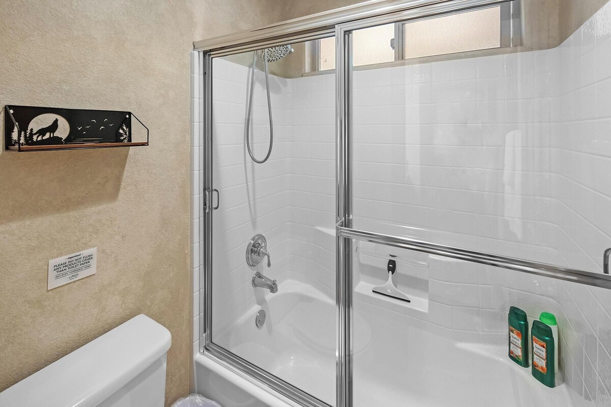Photo 40 of Papas's Lodge By Destination Big Bear:Pet Friendly! Close to the Lake! Central A/C! 2 En-Suite Bedrooms! Hot Tub!