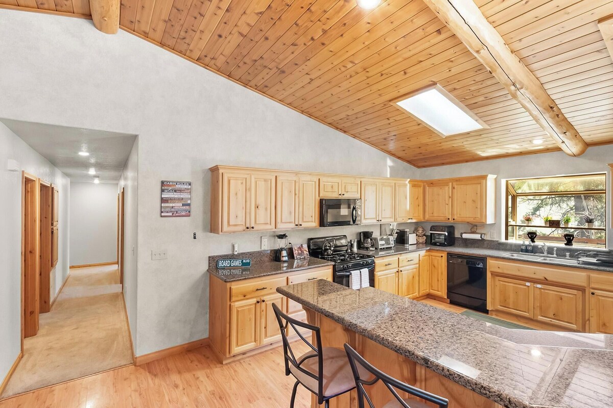 Photo 21 of Papas's Lodge By Destination Big Bear:Pet Friendly! Close to the Lake! Central A/C! 2 En-Suite Bedrooms! Hot Tub!