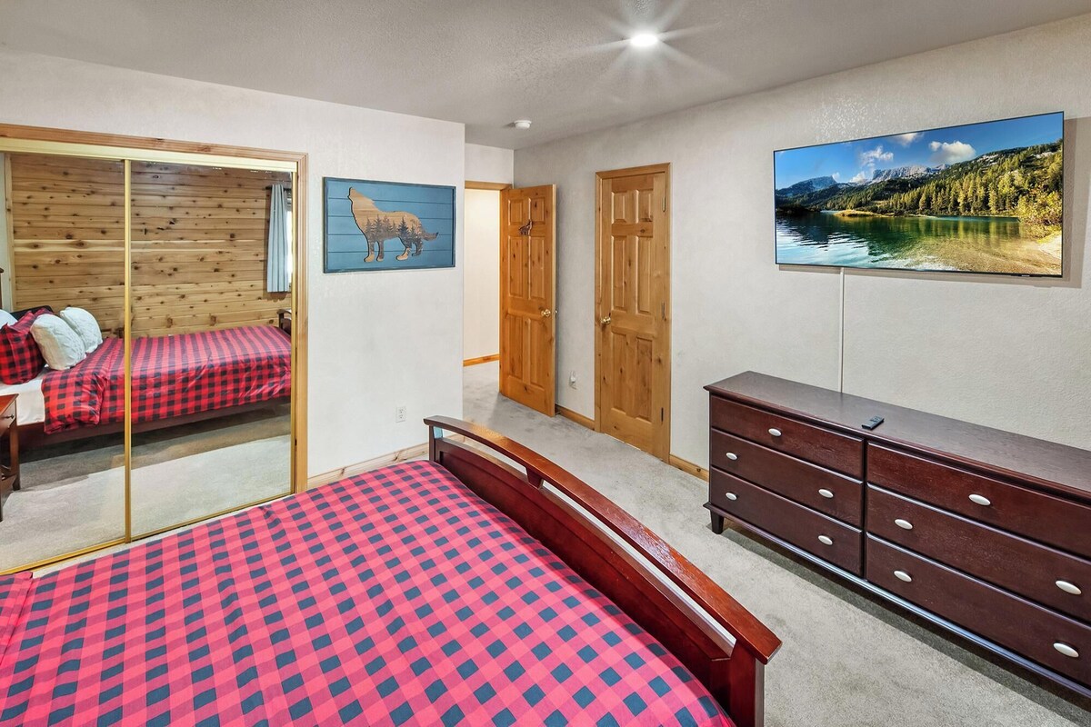 Photo 38 of Papas's Lodge By Destination Big Bear:Pet Friendly! Close to the Lake! Central A/C! 2 En-Suite Bedrooms! Hot Tub!