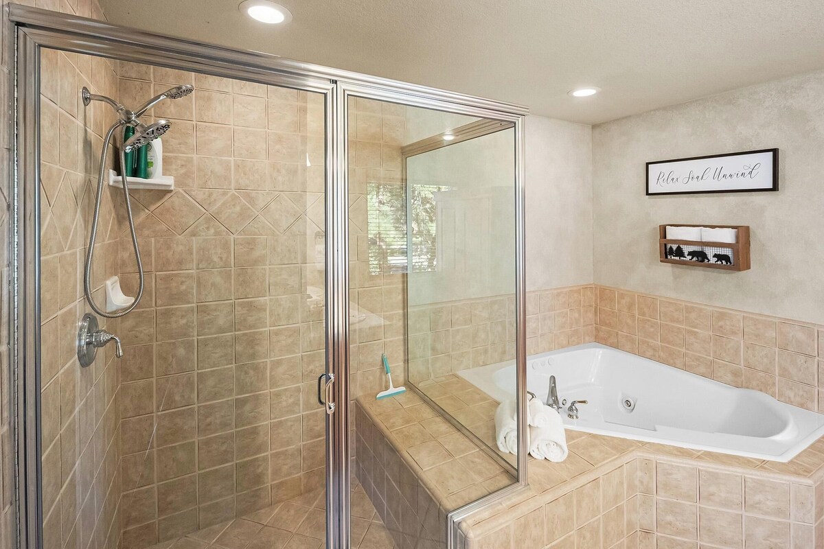 Photo 30 of Papas's Lodge By Destination Big Bear:Pet Friendly! Close to the Lake! Central A/C! 2 En-Suite Bedrooms! Hot Tub!