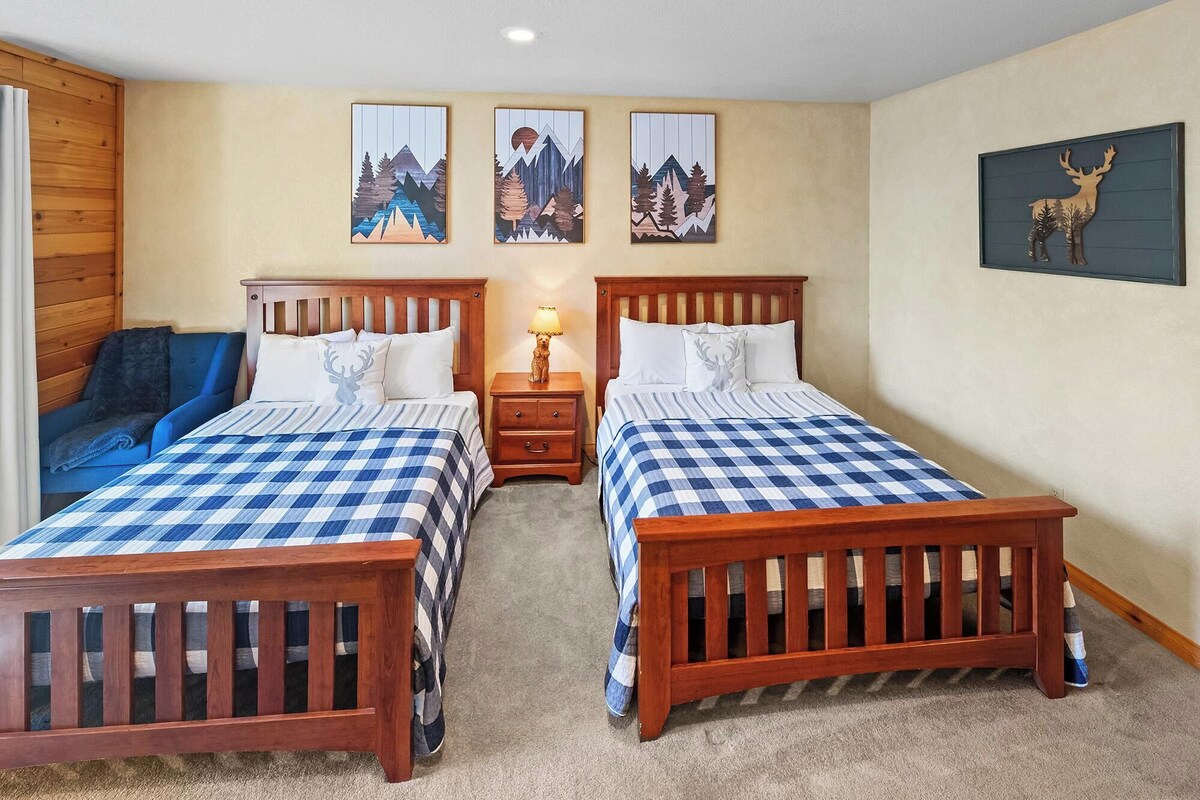 Photo 35 of Papas's Lodge By Destination Big Bear:Pet Friendly! Close to the Lake! Central A/C! 2 En-Suite Bedrooms! Hot Tub!
