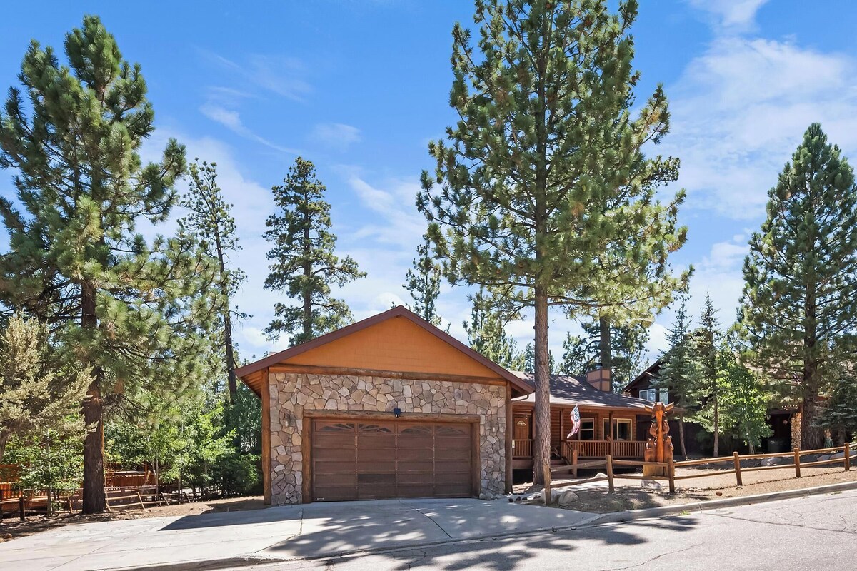 Photo 53 of Papas's Lodge By Destination Big Bear:Pet Friendly! Close to the Lake! Central A/C! 2 En-Suite Bedrooms! Hot Tub!