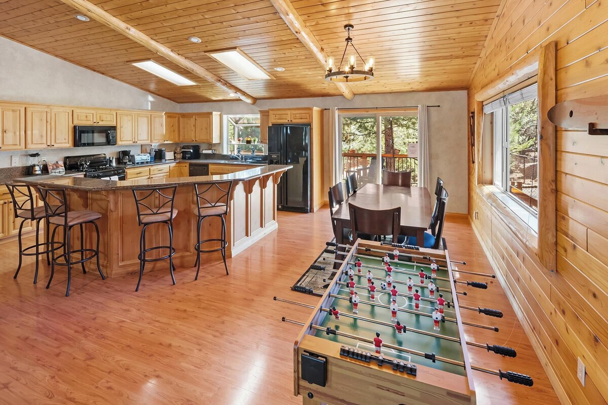 Photo 13 of Papas's Lodge By Destination Big Bear:Pet Friendly! Close to the Lake! Central A/C! 2 En-Suite Bedrooms! Hot Tub!