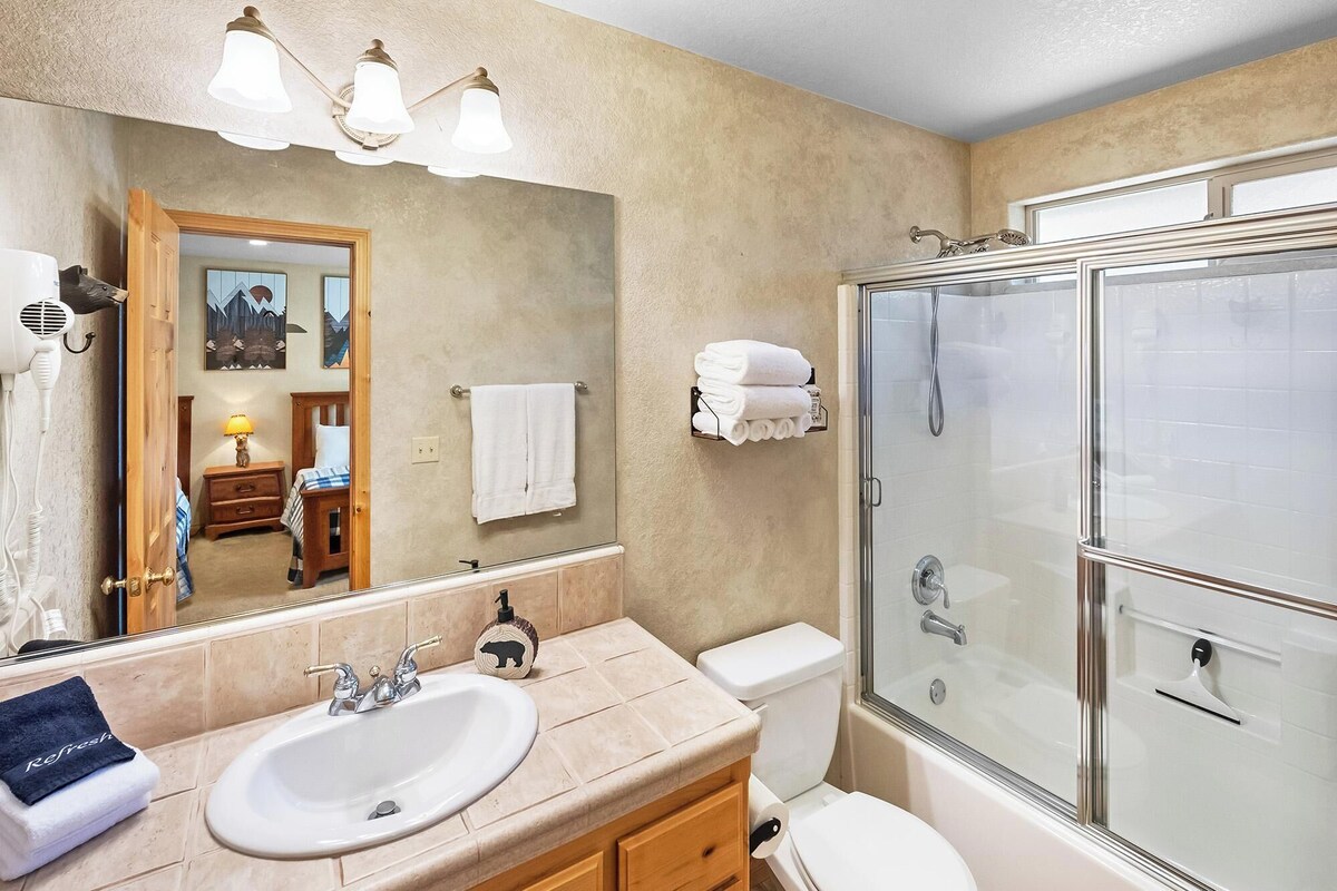 Photo 34 of Papas's Lodge By Destination Big Bear:Pet Friendly! Close to the Lake! Central A/C! 2 En-Suite Bedrooms! Hot Tub!