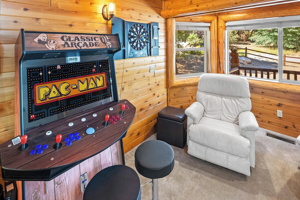 Photo 11 of Papas's Lodge By Destination Big Bear:Pet Friendly! Close to the Lake! Central A/C! 2 En-Suite Bedrooms! Hot Tub!