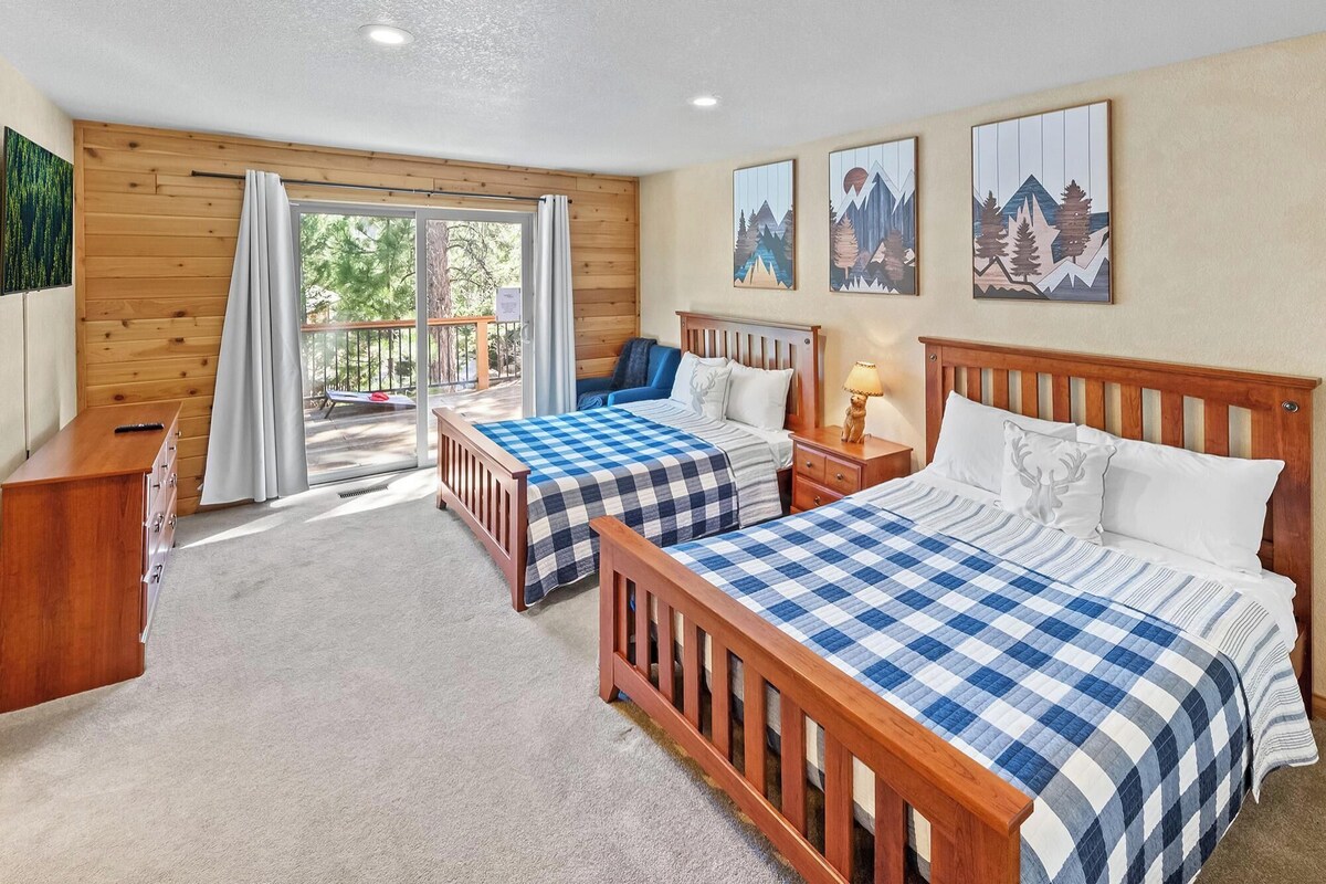 Photo 32 of Papas's Lodge By Destination Big Bear:Pet Friendly! Close to the Lake! Central A/C! 2 En-Suite Bedrooms! Hot Tub!