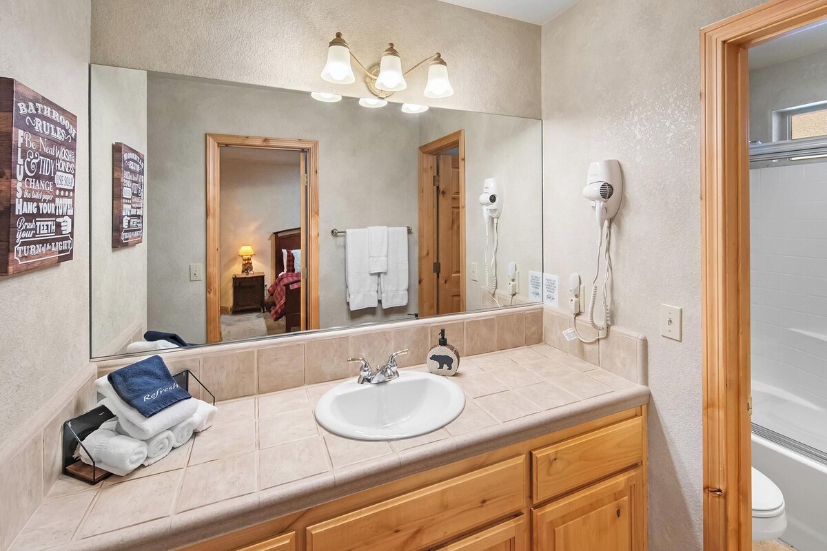 Photo 39 of Papas's Lodge By Destination Big Bear:Pet Friendly! Close to the Lake! Central A/C! 2 En-Suite Bedrooms! Hot Tub!