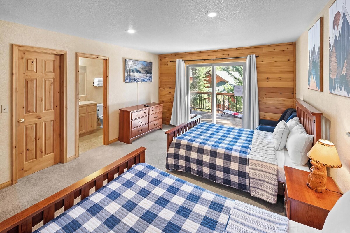 Photo 33 of Papas's Lodge By Destination Big Bear:Pet Friendly! Close to the Lake! Central A/C! 2 En-Suite Bedrooms! Hot Tub!