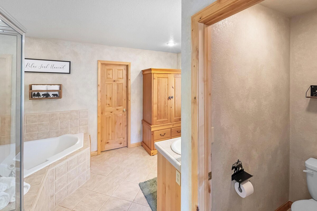 Photo 28 of Papas's Lodge By Destination Big Bear:Pet Friendly! Close to the Lake! Central A/C! 2 En-Suite Bedrooms! Hot Tub!