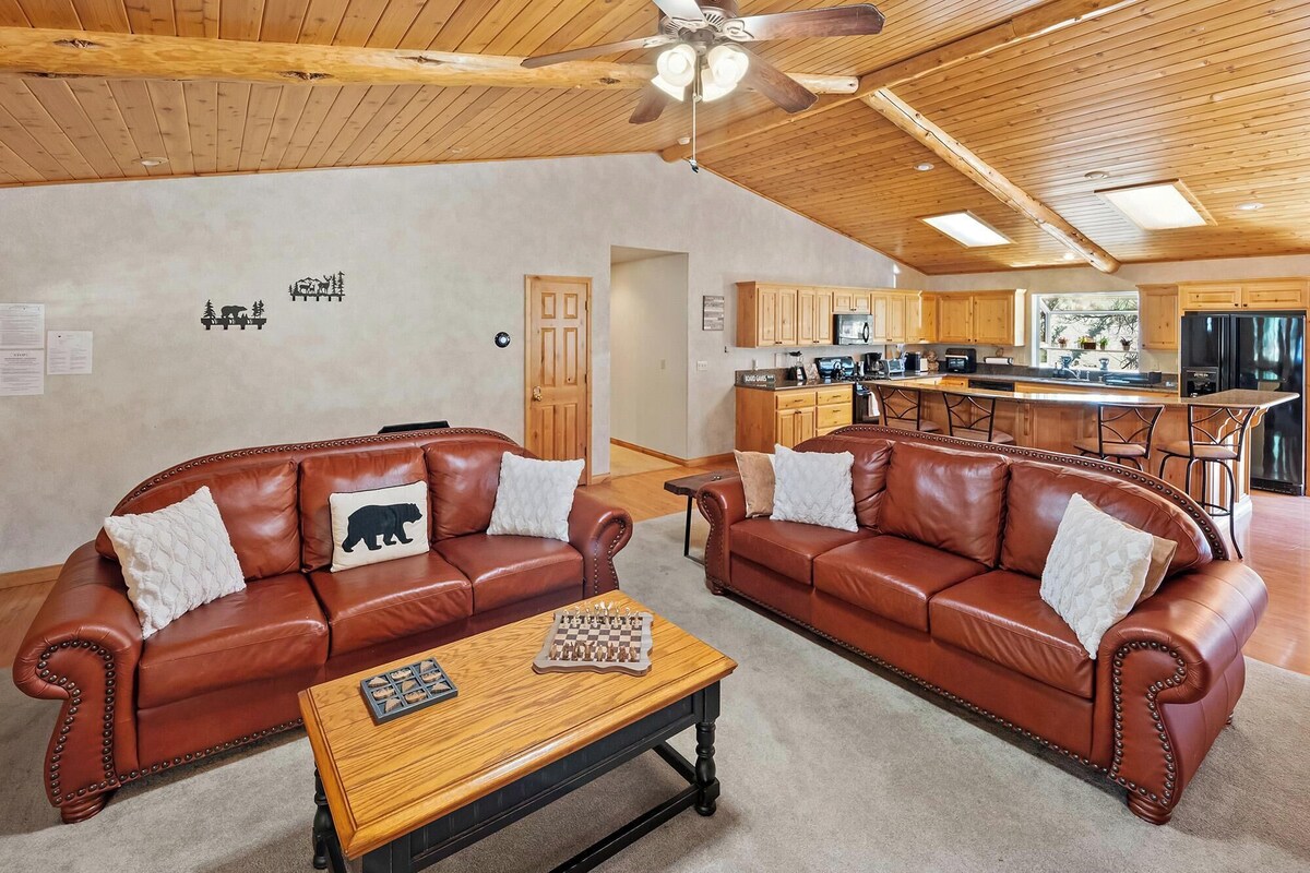 Photo 12 of Papas's Lodge By Destination Big Bear:Pet Friendly! Close to the Lake! Central A/C! 2 En-Suite Bedrooms! Hot Tub!