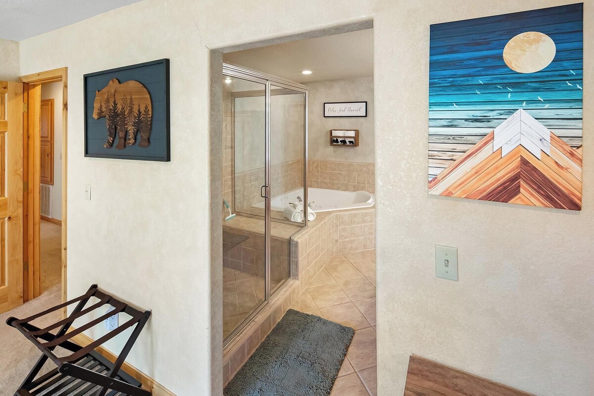 Photo 27 of Papas's Lodge By Destination Big Bear:Pet Friendly! Close to the Lake! Central A/C! 2 En-Suite Bedrooms! Hot Tub!