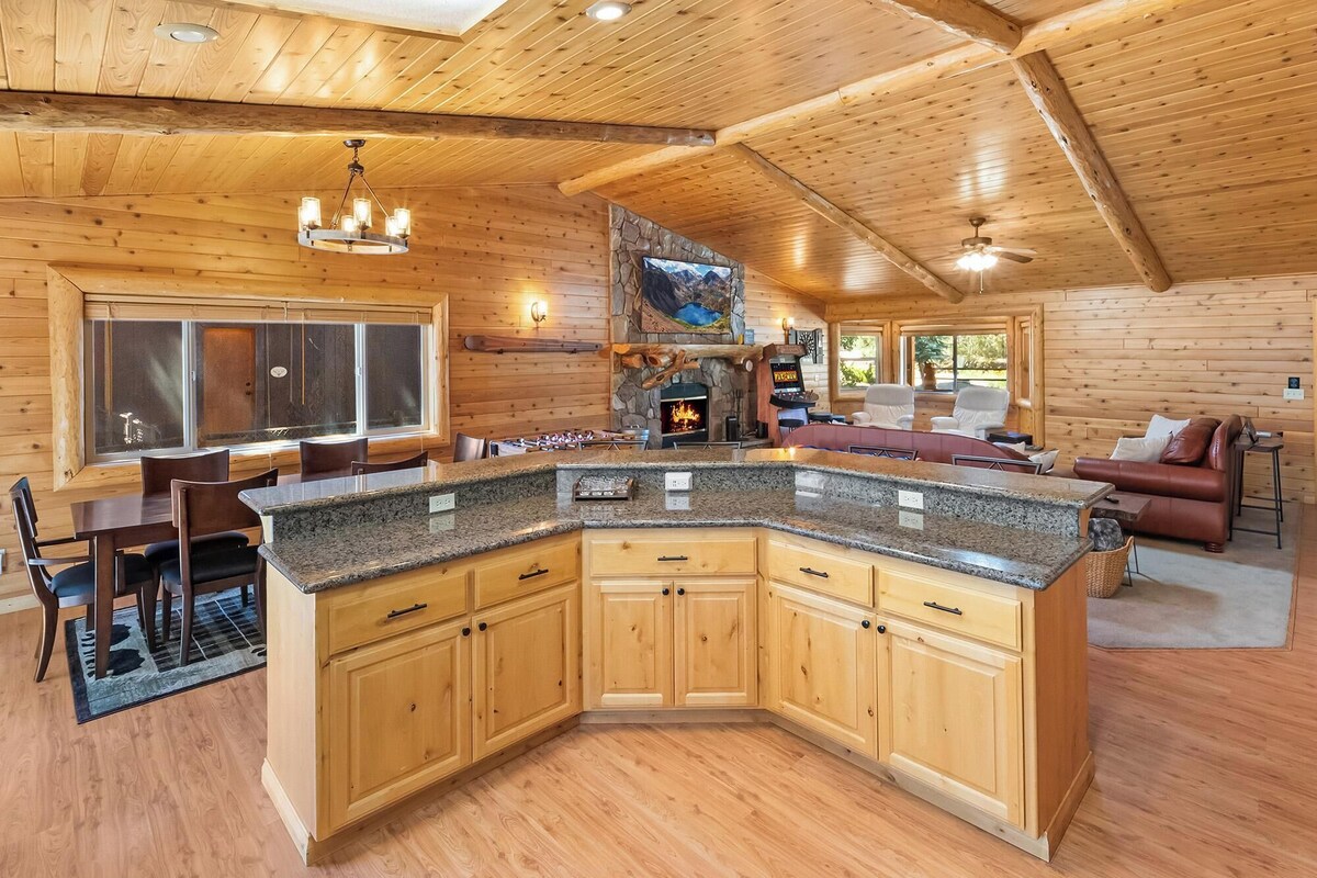 Photo 20 of Papas's Lodge By Destination Big Bear:Pet Friendly! Close to the Lake! Central A/C! 2 En-Suite Bedrooms! Hot Tub!