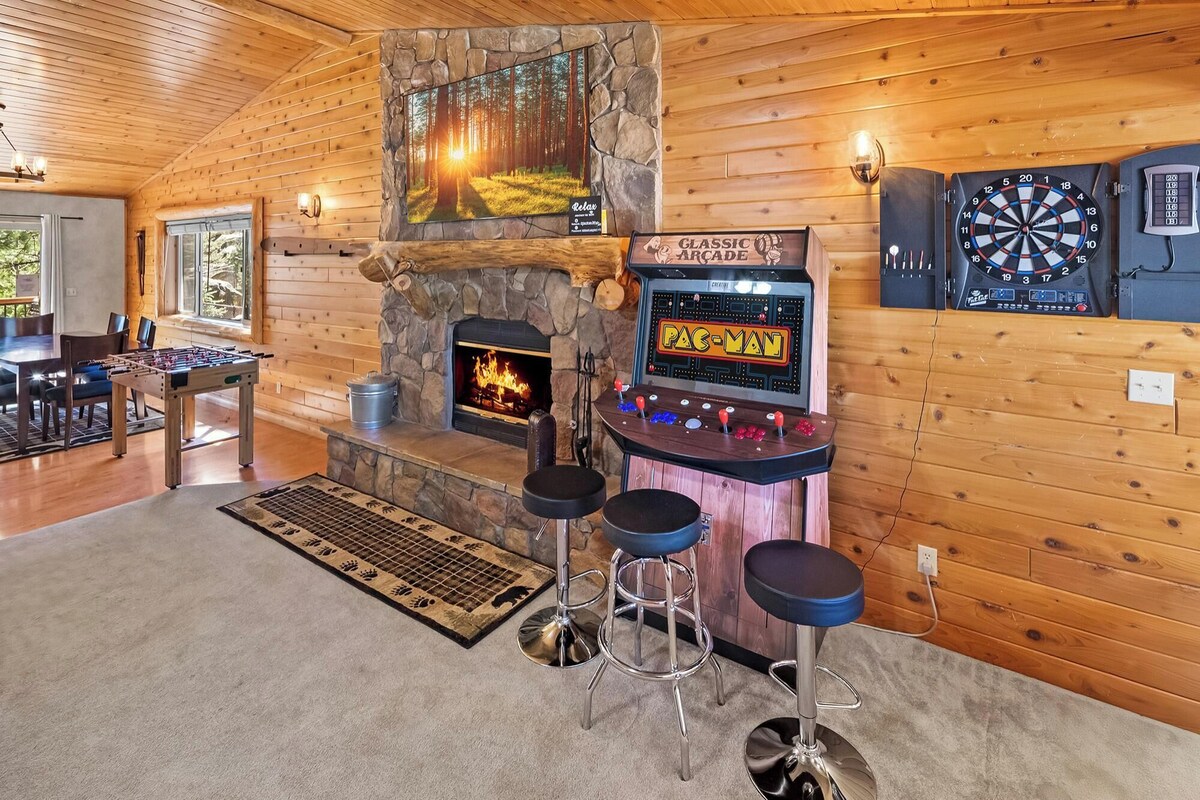 Photo 3 of Papas's Lodge By Destination Big Bear:Pet Friendly! Close to the Lake! Central A/C! 2 En-Suite Bedrooms! Hot Tub!