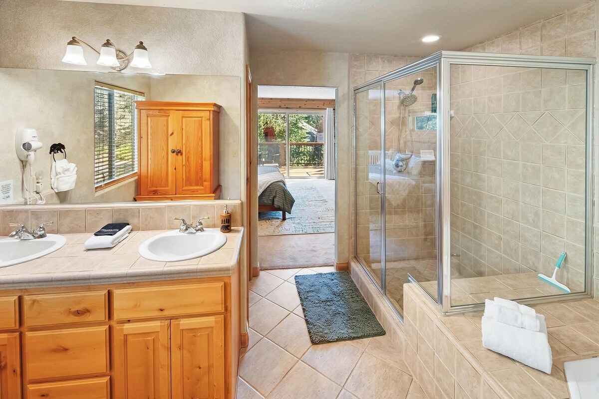 Photo 29 of Papas's Lodge By Destination Big Bear:Pet Friendly! Close to the Lake! Central A/C! 2 En-Suite Bedrooms! Hot Tub!