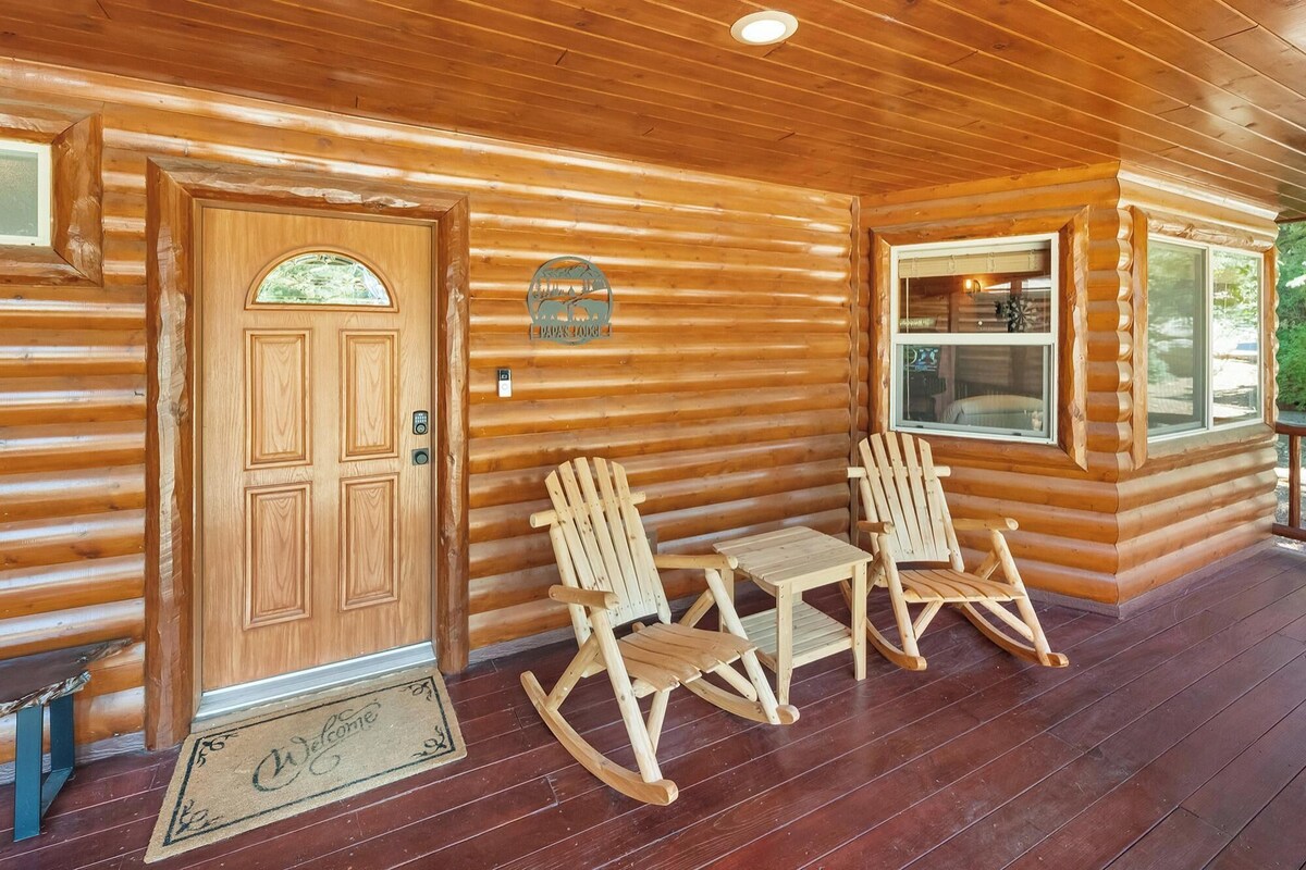 Photo 7 of Papas's Lodge By Destination Big Bear:Pet Friendly! Close to the Lake! Central A/C! 2 En-Suite Bedrooms! Hot Tub!
