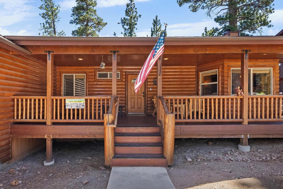 Photo 6 of Papas's Lodge By Destination Big Bear:Pet Friendly! Close to the Lake! Central A/C! 2 En-Suite Bedrooms! Hot Tub!