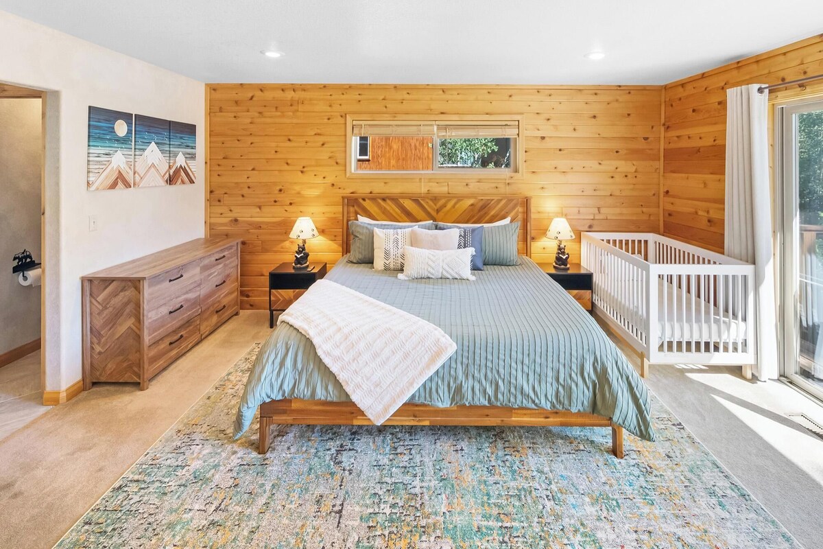 Photo 25 of Papas's Lodge By Destination Big Bear:Pet Friendly! Close to the Lake! Central A/C! 2 En-Suite Bedrooms! Hot Tub!