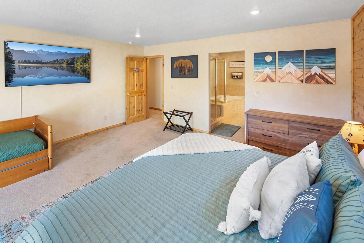 Photo 26 of Papas's Lodge By Destination Big Bear:Pet Friendly! Close to the Lake! Central A/C! 2 En-Suite Bedrooms! Hot Tub!