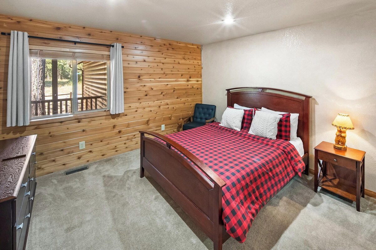 Photo 36 of Papas's Lodge By Destination Big Bear:Pet Friendly! Close to the Lake! Central A/C! 2 En-Suite Bedrooms! Hot Tub!
