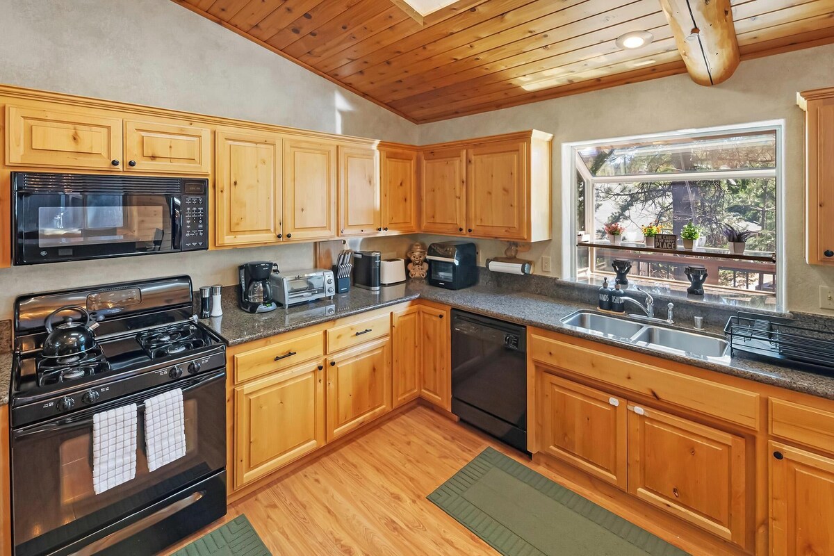 Photo 17 of Papas's Lodge By Destination Big Bear:Pet Friendly! Close to the Lake! Central A/C! 2 En-Suite Bedrooms! Hot Tub!