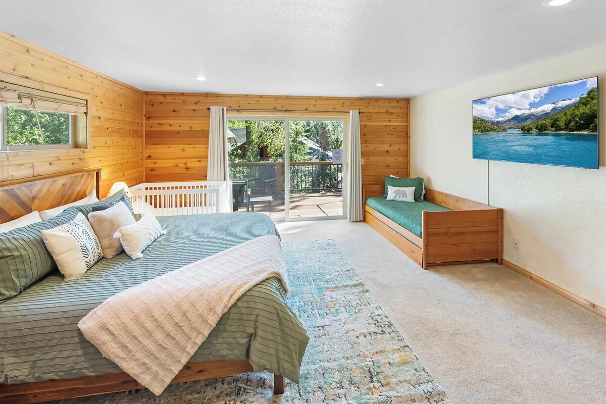 Photo 24 of Papas's Lodge By Destination Big Bear:Pet Friendly! Close to the Lake! Central A/C! 2 En-Suite Bedrooms! Hot Tub!
