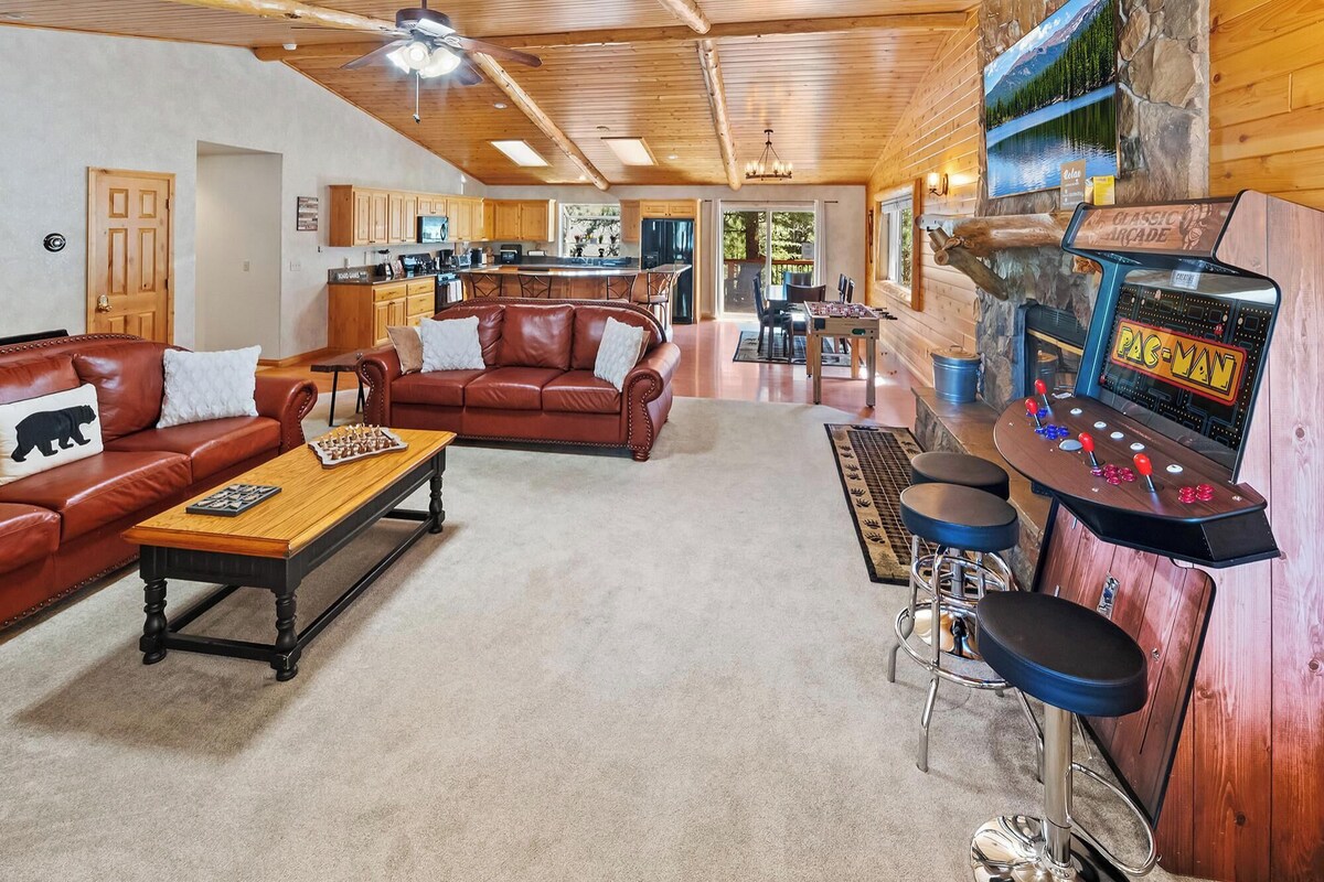 Photo 10 of Papas's Lodge By Destination Big Bear:Pet Friendly! Close to the Lake! Central A/C! 2 En-Suite Bedrooms! Hot Tub!