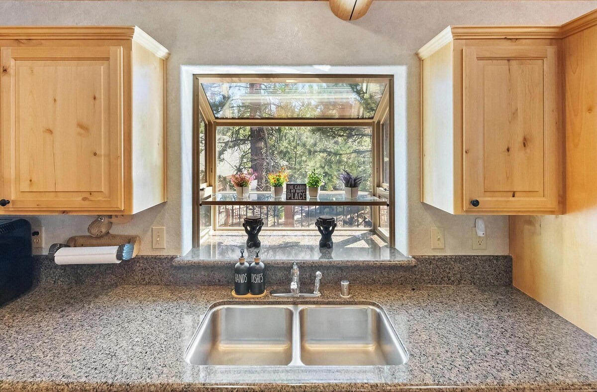 Photo 18 of Papas's Lodge By Destination Big Bear:Pet Friendly! Close to the Lake! Central A/C! 2 En-Suite Bedrooms! Hot Tub!