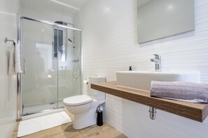 Dusche, Haartrockner, Handtücher, Toilettenpapier