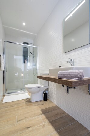 Douche, sĂšche-cheveux, serviettes fournies, papier toilette