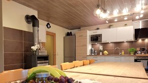 Een moderne keuken met een eettafel gedekt voor een maaltijd, inclusief een fruitschaal.