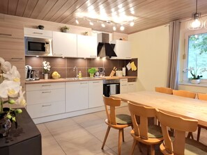 Kühlschrank, Mikrowelle, Ofen, Geschirrspüler