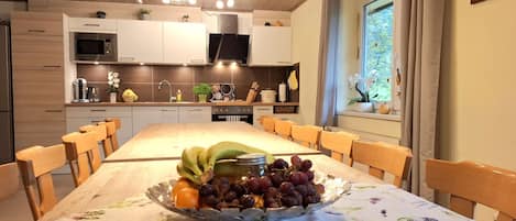 Kühlschrank, Mikrowelle, Ofen, Geschirrspüler