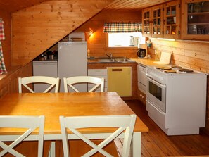 Réfrigérateur, four, grille-pain, chaise haute