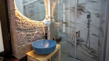 Chambre Double Deluxe | Salle de bain | Douche, sèche-cheveux, serviettes fournies, shampoing