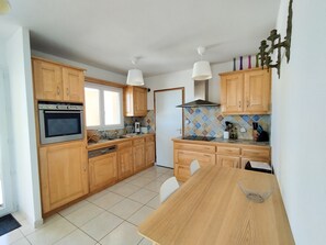 Kühlschrank, Ofen, Wasserkocher mit Kaffee-/Teezubehör, Wasserkocher