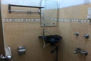 Een douche, handdoeken, zeep