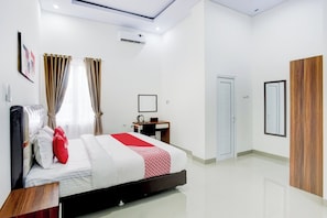 Standard Suite | Desk, free WiFi, bed sheets - Hotel O Sukarame Near Imanuel Hospital Way Halim Formerly Hotel Griya Bawean (Bandar Lampung)