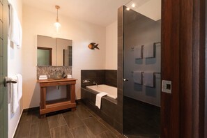 Shower, hair dryer, towels, shampoo - Malakai Beach House at Dicky Beach (Caloundra Region)