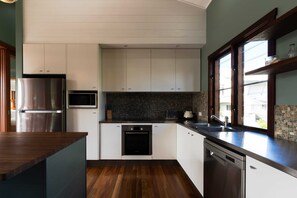 Køleskab, mikrobølgeovn, ovn, kogeplade