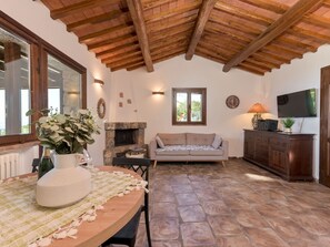 电视、桌上足球