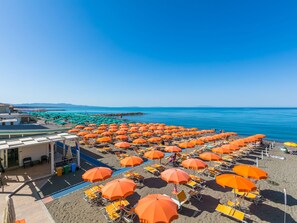 Una spiaggia nelle vicinanze