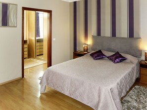 4 Schlafzimmer, Schreibtisch, Bügeleisen/Bügelbrett, WLAN