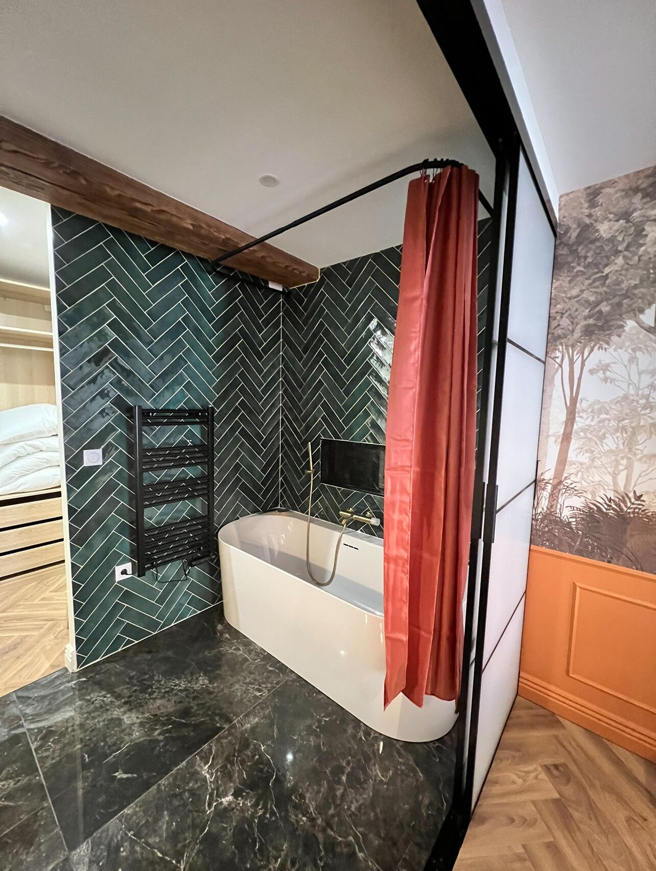 Shower, hair dryer, bidet, towels
