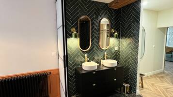 Een douche, een haardroger, een bidet, handdoeken