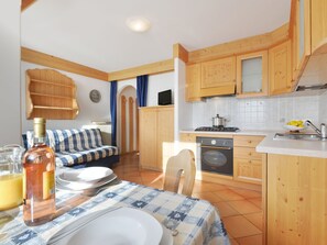 Fridge, oven, dishwasher, cookware/dishes/utensils