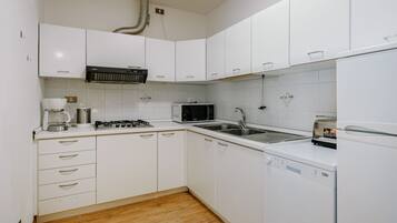 Kühlschrank, Mikrowelle, Geschirrspüler, Kochgeschirr/Geschirr/Besteck