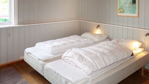 A room with two single beds, a wooden floor, and a window with blinds. - Gjefselykkja by Interhome (Skeikampen)