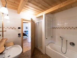 Hårføner og håndklær